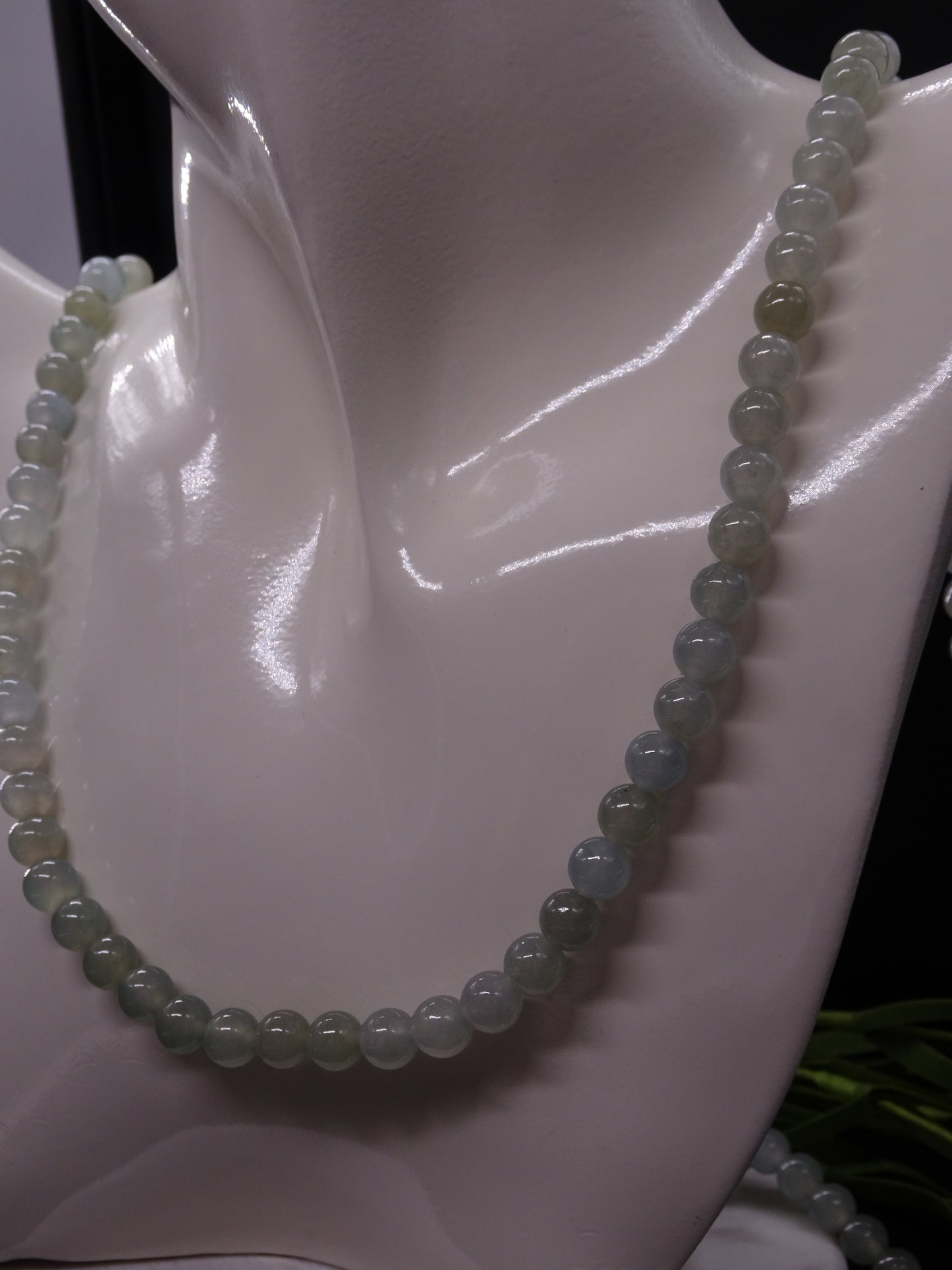 天然翡翠A玉 珠頸鍊 頸串頸鍊 紋理清晰，淡綠，冰種。