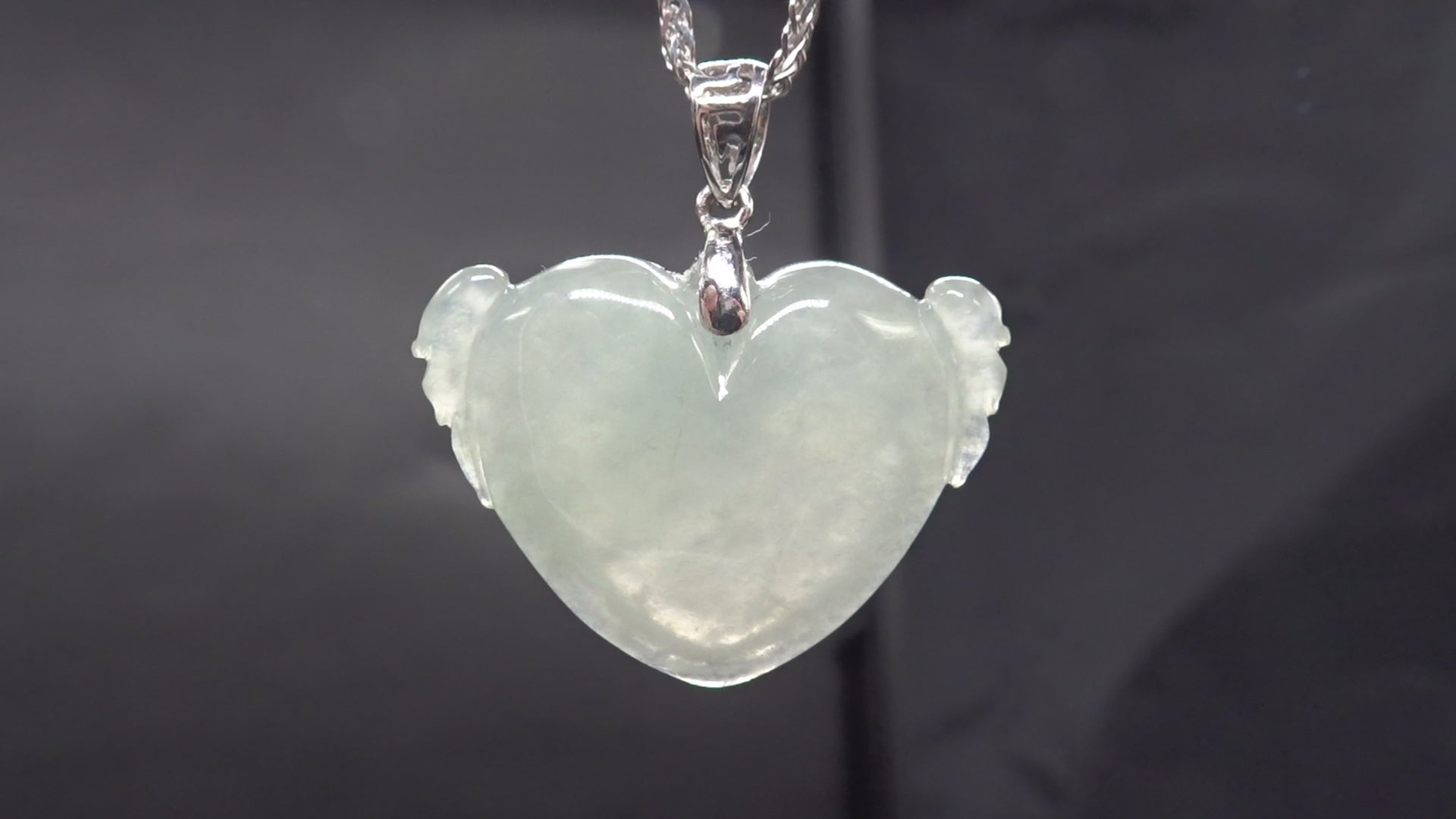 天然翡翠A玉 天使的心吊墜 紋理清晰，淡綠色，冰種，附有18K吊扣